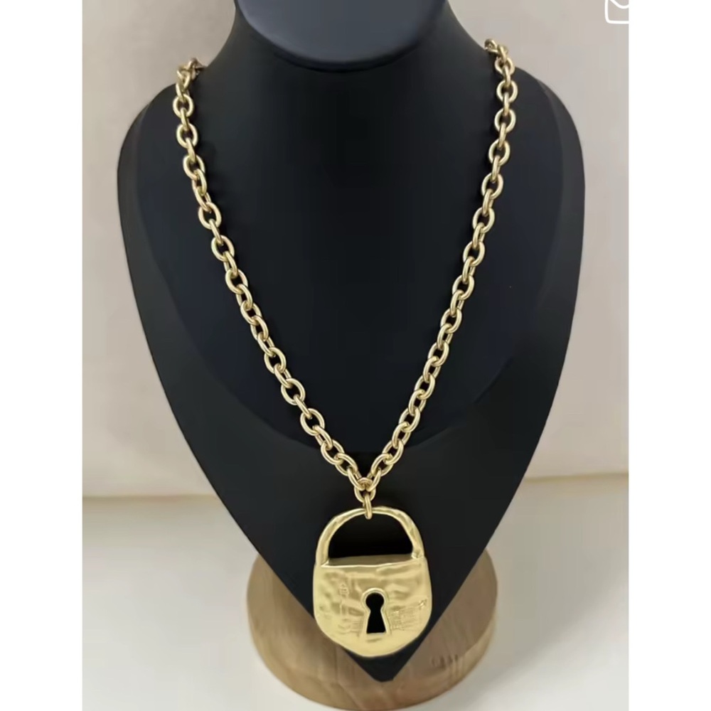 Fashion statement lock pendant necklace - Picture 3 of 17